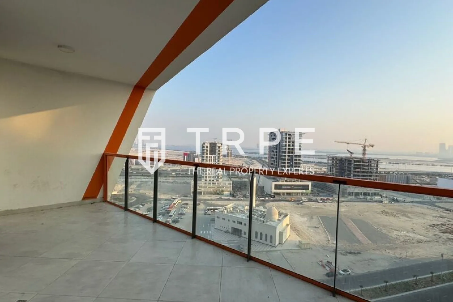 Vacant | 710 sq ft | Binghatti Avenue, Al Jaddaf