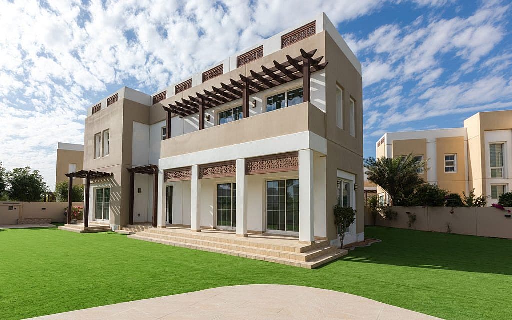 Townhouse or villa: which is better to have a comfortable living in Dubai?